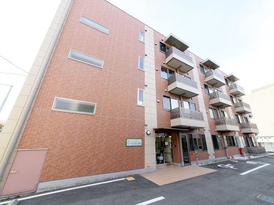 多階層の明るい建物