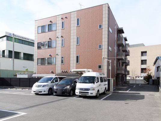 多目的車両と建物外観