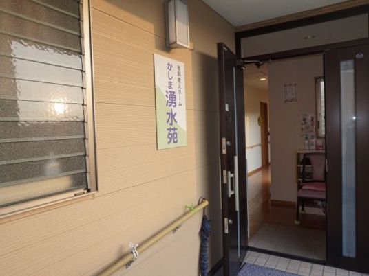 玄関と掲示板の明るい空間