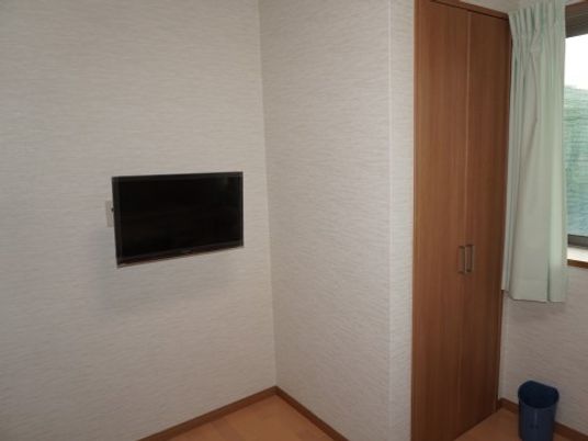 壁掛けテレビのある居室