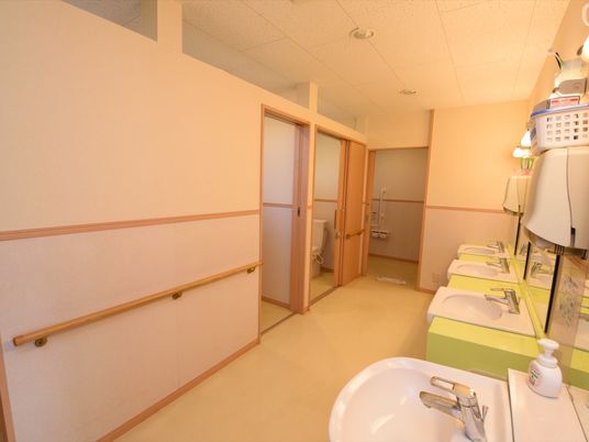 手すり付き洗面所とトイレ