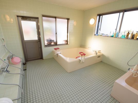 明るい手すり付き浴室