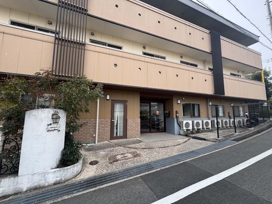 落ち着いた雰囲気の外観