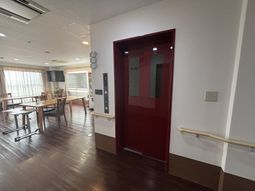 落ち着いた色調の廊下