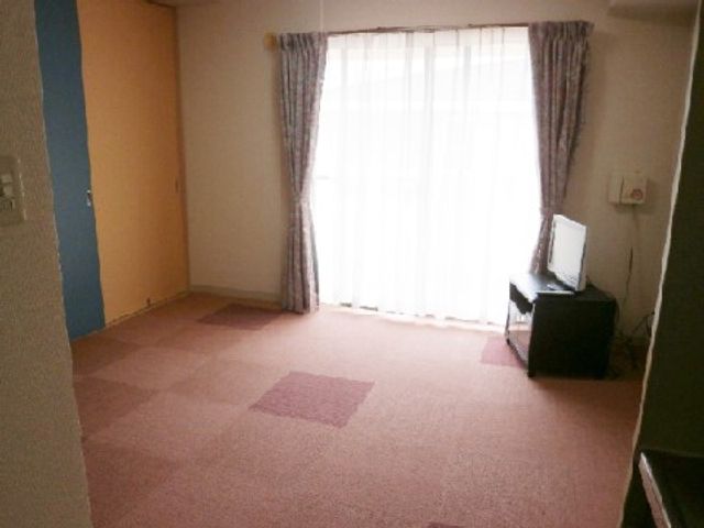 居室のゆったり空間 居室 シンプルで広々とした部屋です。日当たりの良い窓があり、明るく過ごしやすい環境を提供しています。