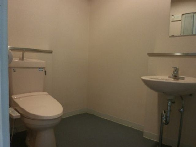バリアフリー設計のトイレ トイレ ゆったりした空間の清潔なトイレです。手すりも完備されており、安心してご利用いただけます。