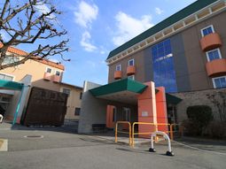 明るい建物のエントランス