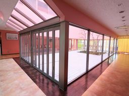 明るい中庭のあるスペース