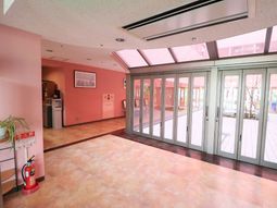 明るいエントランスホール