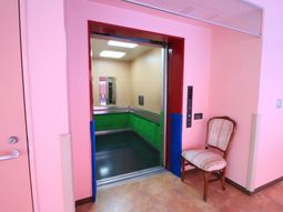 カラフルなエレベーター入口