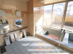 清潔な浴室と窓景色