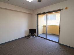 明るい居室の一角