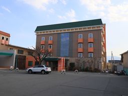 オレンジ色の建物外観