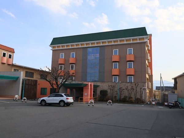 オレンジ色の建物外観