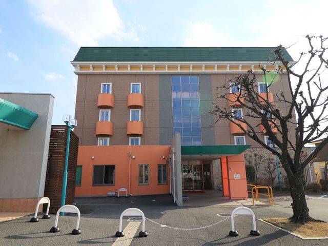明るい施設の外観 外観 広々とした建物の正面入口はバリアフリー設計で、すべての方が安心して出入りできる構造になっています。