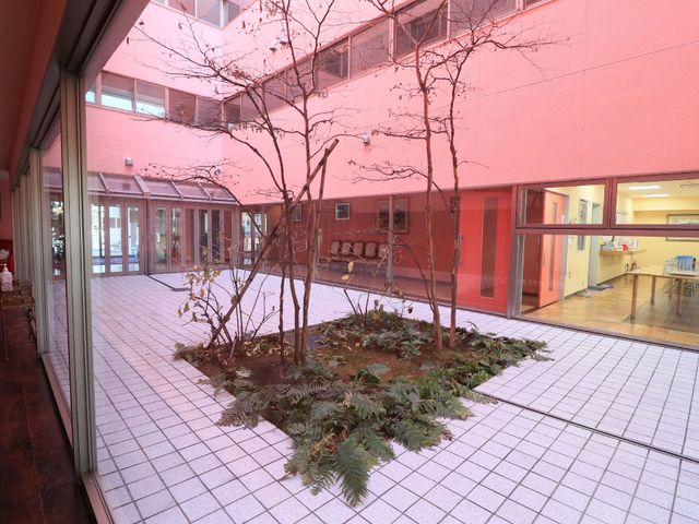 中庭のある施設 中庭 ガラス越しに見る中庭は趣があり、落ち着いた時間を過ごせる空間が広がっています。椅子も備えられ、ゆったりとした休息を取ることができます。