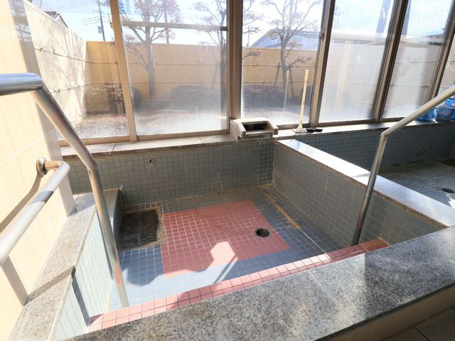 明るい空間の浴室 浴室 手すり付きで安全に配慮された浴室です。清潔感があり、日差しも入る快適な空間でゆったりと入浴を楽しめます。