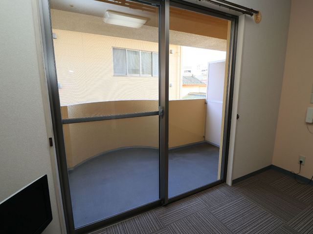 バルコニー付き居室 居室 ゆったりとしたバルコニーが特徴の居室で、明るい日差しを部屋に取り入れることができます。余暇のひとときに、心地よい風を感じながら過ごせる空間です。