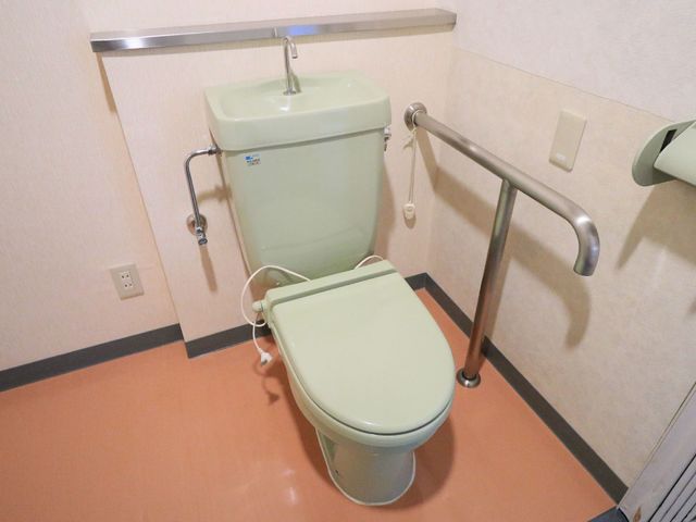 バリアフリーのトイレ トイレ 安全に配慮された手すり付きのトイレが整備されており、安心してご利用いただけます。サポートが必要な方も利用しやすい設計です。