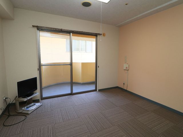 広々とした明るい居室 居室 ゆったりとした空間の個室は、日々の快適な生活を支えます。明るい採光と清潔感のある環境が整っています。