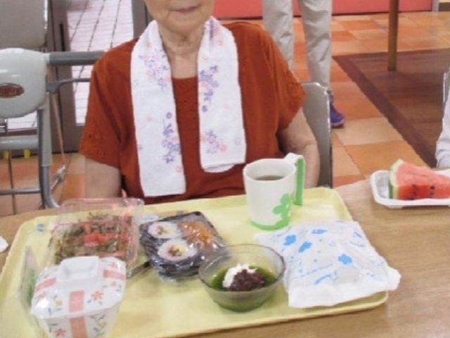 食事準備の和やかな様子 食事 明るく広々とした食堂で、栄養バランスを考えた食事を召し上がっていらっしゃいます。安心の環境で働ける職場をご検討ください。