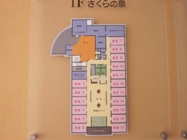施設のフロア案内図 受付スタッフ 明瞭なフロア案内で、各部屋へのアクセスも分かりやすく、利便性を重視した設計がされています。