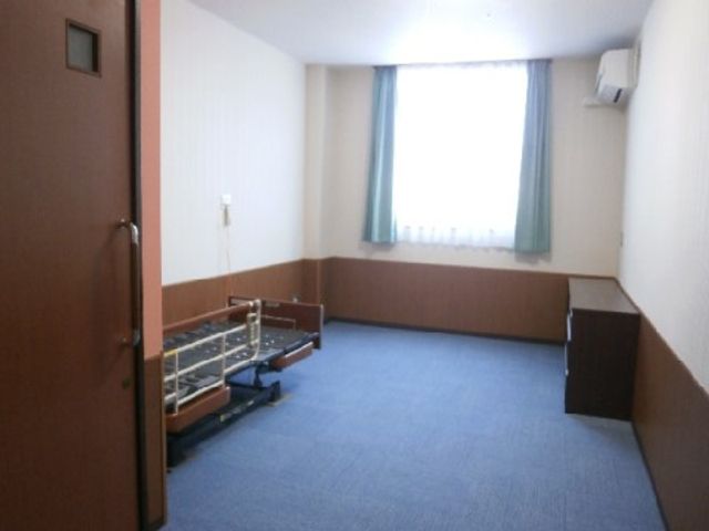 シンプルな居室 居室2 ゆったりとした空間の居室です。窓から自然光が差し込み、明るく快適な雰囲気を提供しています。