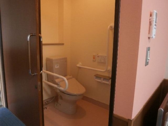 バリアフリートイレの様子 トイレ 安全に配慮した設計のトイレです。手すりや広さもあり、すべての方が安心してご利用いただけます。