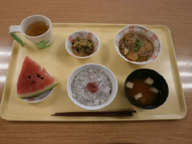 栄養バランスの取れた和食膳 食膳 色とりどりの健康的な一食を、ゆったりした食事の時間でお楽しみいただけます。バランス良く配慮されたメニューが自慢です。