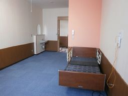 ベッドと洗面台のある居室