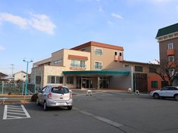 穏やかな色彩の建物外観