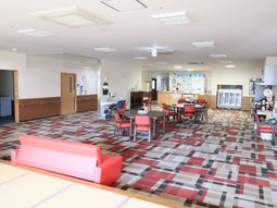 カラフルな床の共有スペース