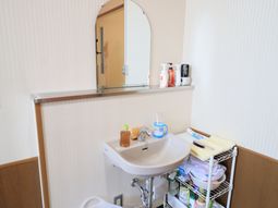 清潔な洗面台と鏡