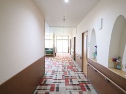 光る廊下とドア