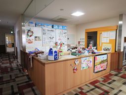 カラフルな掲示物のある受付