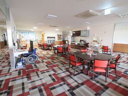 広々とした明るい食堂