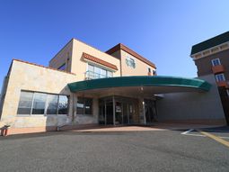 明るい施設のエントランス