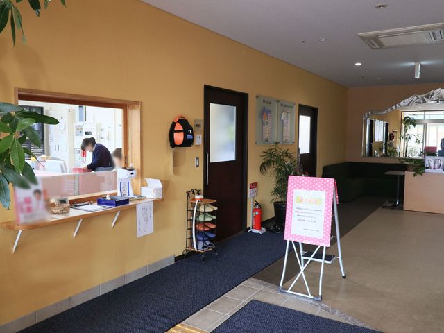 エントランスのゆったり空間 玄関内部 受付が見える開放的なエントランスです。スタッフが明るい笑顔でお迎えし、快適な毎日をサポートいたします。