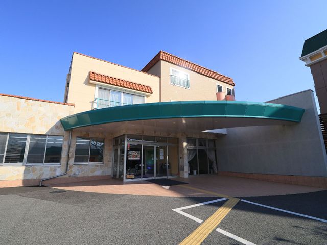 明るい建物のエントランス 外観 ゆったりとしたスペースのあるエントランスです。明るく開放的な雰囲気があり、訪れる方々を暖かく迎え入れます。