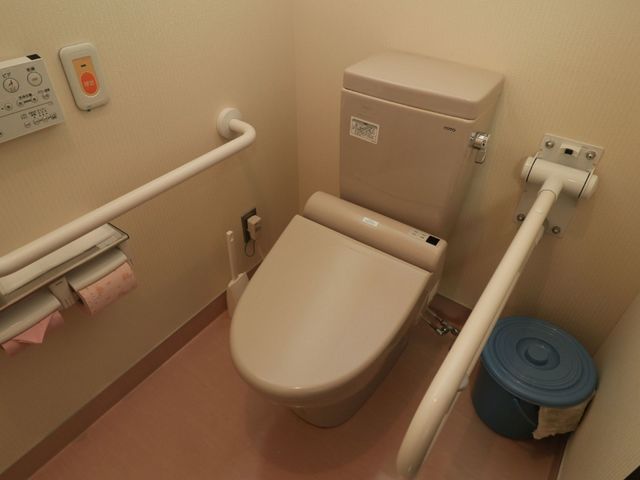 手すり付き清潔なトイレ トイレ 安全に配慮された手すりが設置され、清潔感のあるトイレ空間です。幅広いニーズに応える設計となっています。