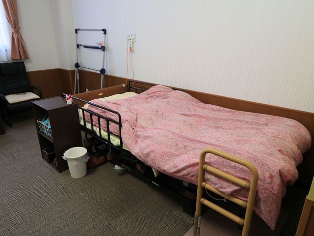 居室の様子 居室 安らぎを感じる個室の空間です。手すりや広い通路が、日々の生活を支援します。