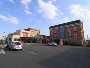 広々とした施設の外観