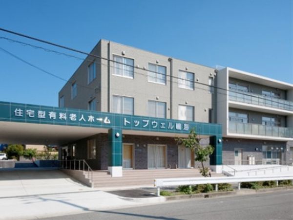 明るい外観の建物