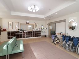 清潔感ある明るいロビー