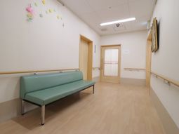 廊下のベンチと装飾