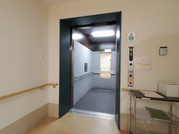 廊下とエレベーターの一角