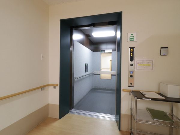 廊下とエレベーターの一角