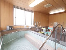 広々とした浴室設備