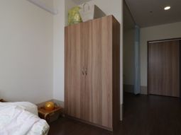 居室の家具とベッド