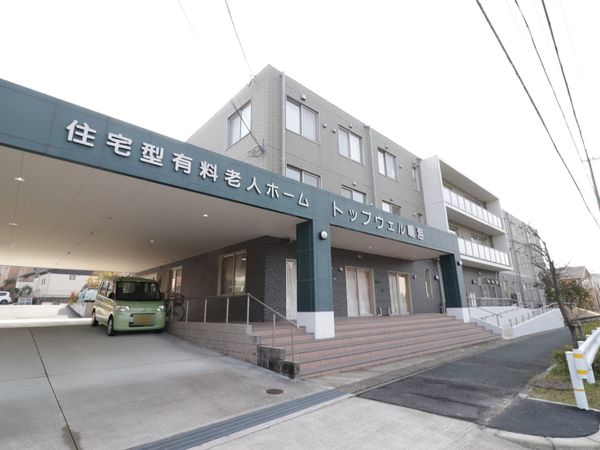 エントランスのある建物外観